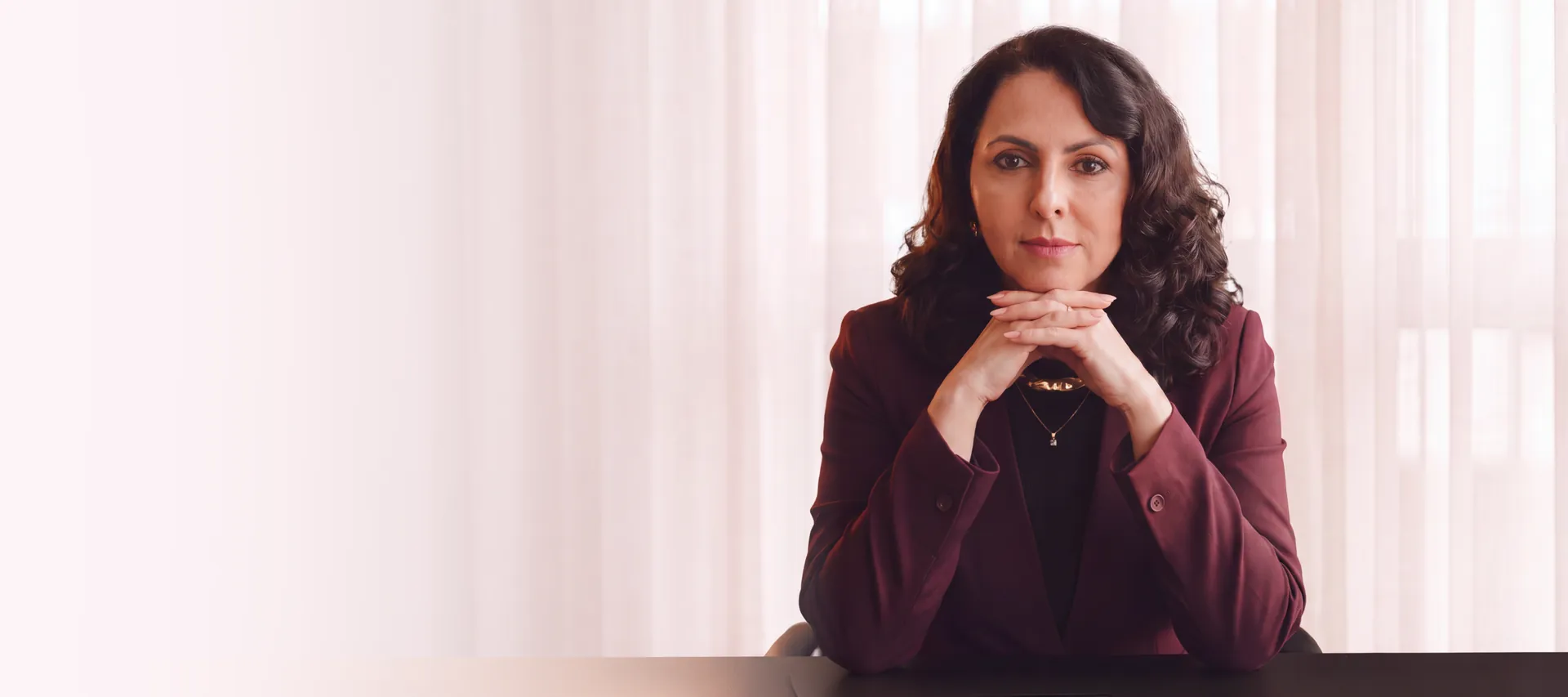 Dra. Elaine Alves, advogada, em seu escritório em Umuarama